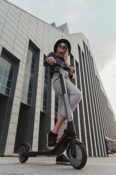 Jonge vrouw poseert voor fotograaf met haar nieuwe scooter. — Stockfoto