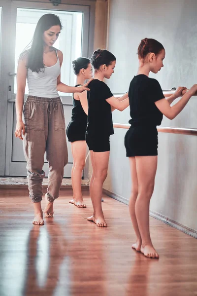 Répétition quotidienne de jeunes ballerines avec professeur — Photo