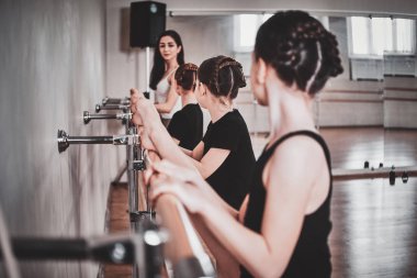 Aynalı büyük ışık salonunda genç balerin eğitimi