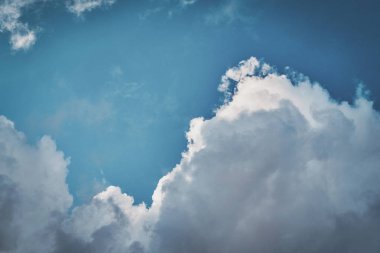 Yağmurdan sonra parlak mavi gökyüzünde kabarık bulutlar.