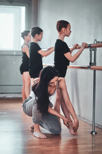 교사와 함께 젊은 발레리나 매일 리허설 — 스톡 사진