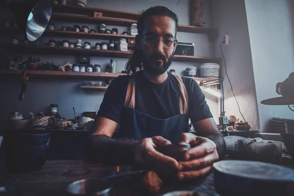 Artista pensativo em seu próprio estúdio de cerâmica é workig para novo projeto . — Fotografia de Stock