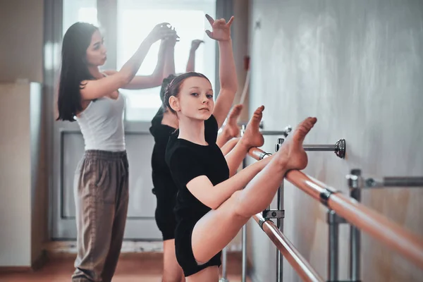 Pretty küçük kızlar strechening egzersiz yapıyoruz — Stok fotoğraf