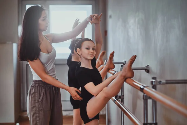 예쁜 어린 소녀 아르 하고있다 하고있다 trechening 운동 — 스톡 사진