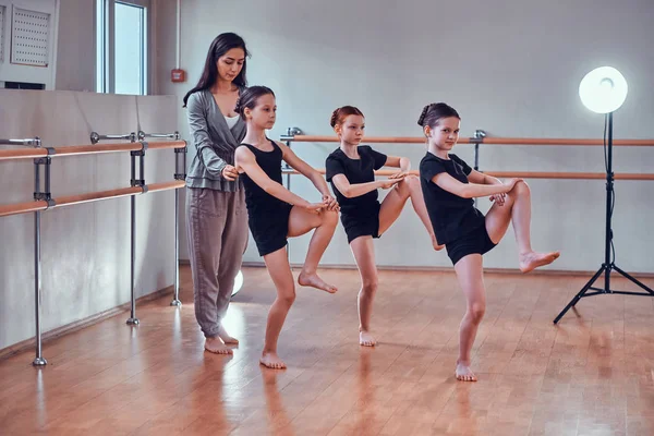 Trois jeunes filles ont une formation de ballet avec leur professeur attrayant — Photo