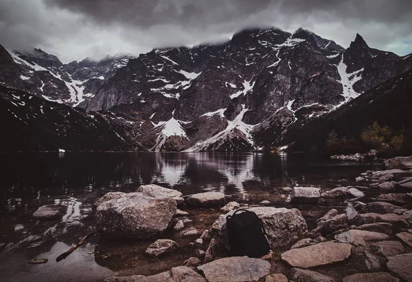 Gyönyörű kilátás a hegyekre, szép reflexió — Stock Fotó
