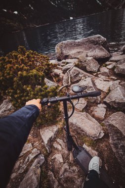 Turist fotoğraf çekerken scooter kullanıyor