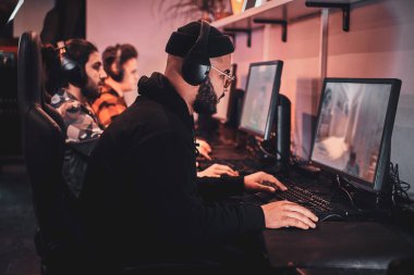 Gençler internet kulübünde video oyunları oynuyor