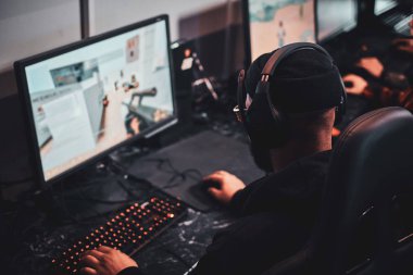 İnsanlar siber kulüpte video oyunları oynuyorlar.