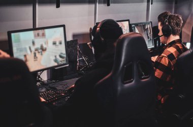 İnsanlar siber kulüpte video oyunları oynuyorlar.