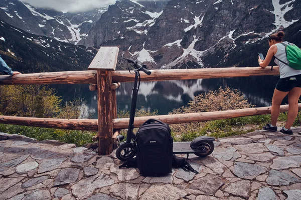 正面に壮大な景色とスクーターを持つBeautivul viwpoint — ストック写真
