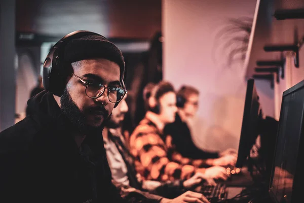 Los adolescentes están jugando videojuegos en el club de Internet —  Fotos de Stock