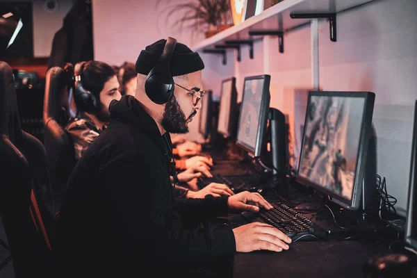 Teenagers are playing videogames at internet club — Stock Photo, Image