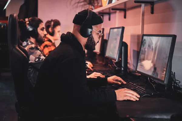 Teenagers are playing videogames at internet club — Stock Photo, Image