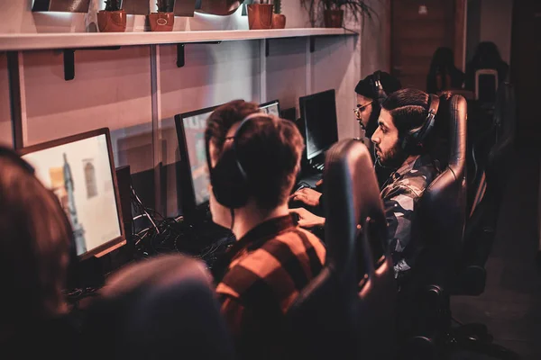 As pessoas estão jogando videogames no campeonato popular — Fotografia de Stock