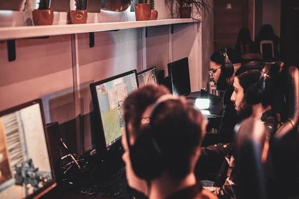 As pessoas estão jogando videogames no campeonato popular — Fotografia de Stock