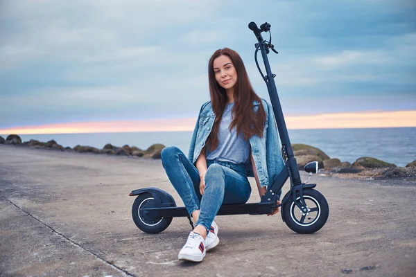 Attractive girl is chilling with her scooter — Stock Photo, Image