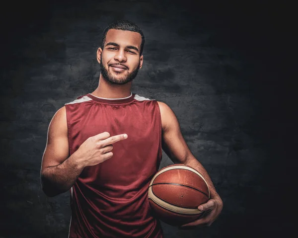 Um homem negro segura uma bola de cesto . — Fotografia de Stock