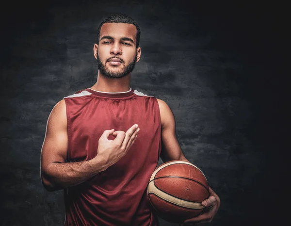 A black man holds a basket ball. — Stock Photo, Image