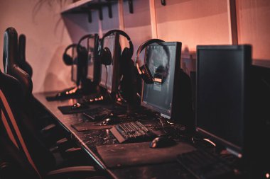 Güzel aydınlatma ile boş internet kulübü