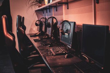 Güzel aydınlatma ile boş internet kulübü