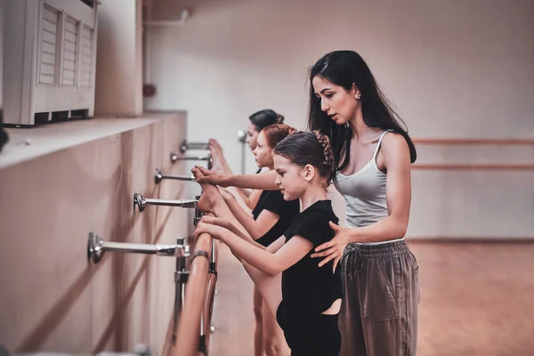 Expirienced bale öğretmeni nasıl önemli egzersizleri yapmak için genç kızlara gösteriyor — Stok fotoğraf