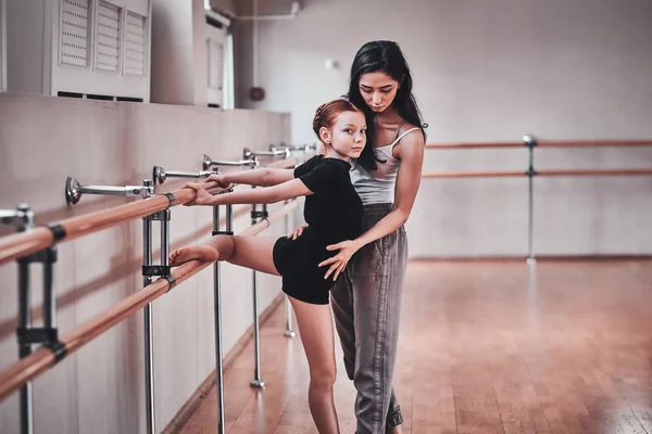 Joven chica pensativa tiene entrenamiento especial de ballet de entrenador diligente — Foto de Stock