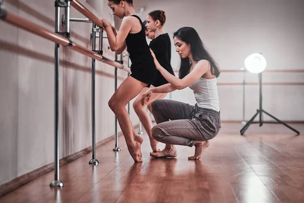 Professeur de ballet expiré montre aux jeunes filles comment faire des exercices importants — Photo