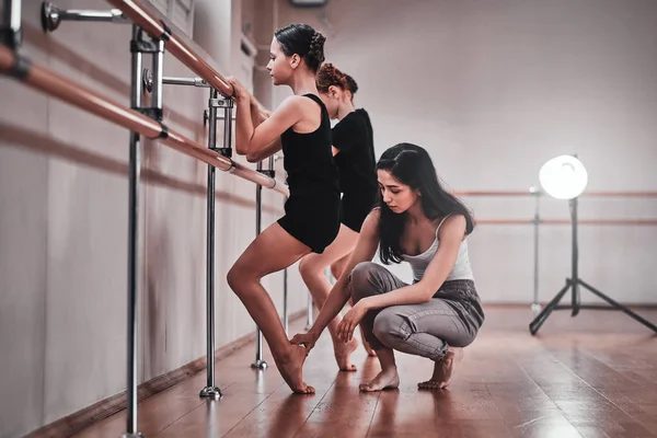 만료 발레 교사는 중요한 운동을 수행하는 방법을 어린 소녀에게 보여주는 — 스톡 사진