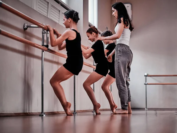 Professeur de ballet expiré montre aux jeunes filles comment faire des exercices importants — Photo