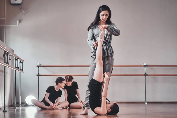 세 어린 소녀는 자신의 매력적인 교사와 발레 훈련을 — 스톡 사진