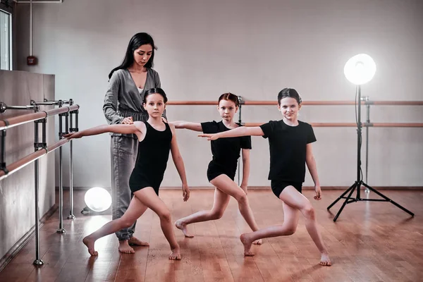 Trois jeunes filles ont une formation de ballet avec leur professeur attrayant — Photo