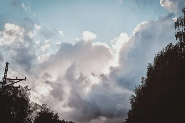 Nuvens fofas no céu azul brilhante após a chuva . — Fotografia de Stock