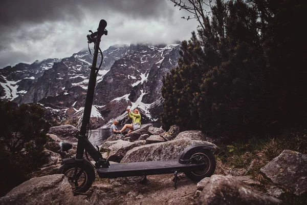 松と低い雲と美しい山々のスクーター — ストック写真
