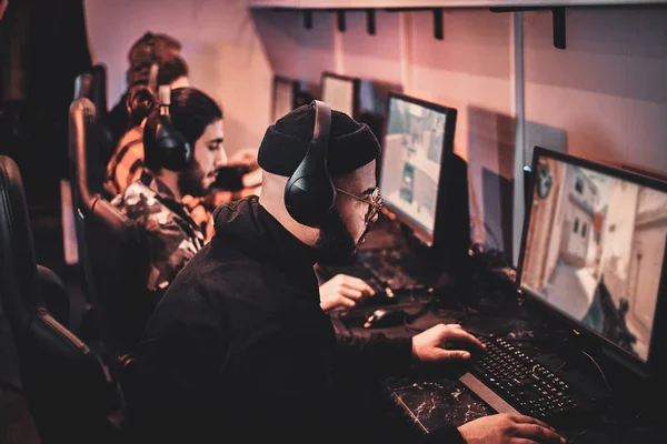 Adolescentes estão jogando videogames no clube de internet — Fotografia de Stock