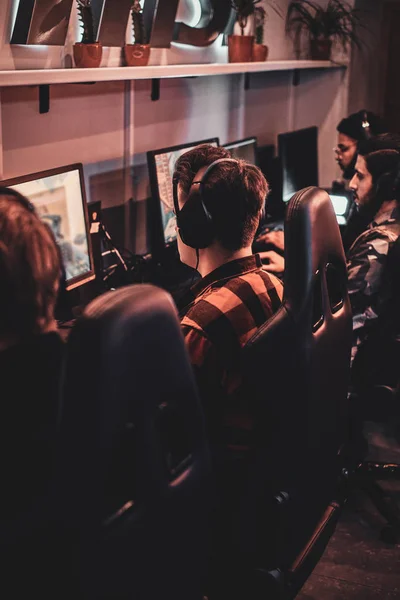 People are playing videogames at popular championship — Stock Photo, Image