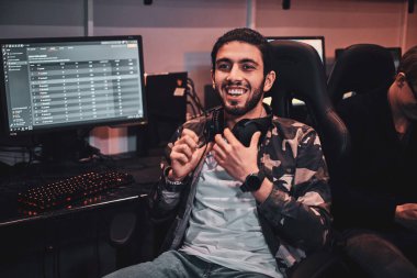 Meşgul cyberclub genç oyuncu portresi