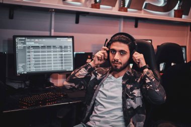 Meşgul cyberclub genç oyuncu portresi