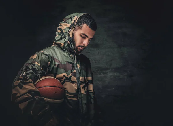 Ein schwarzer Mann hält einen Basketballkorb. — Stockfoto