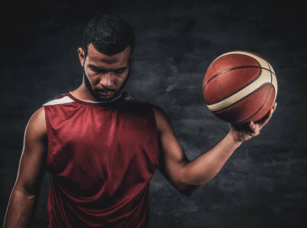 Ein schwarzer Mann hält einen Basketballkorb. — Stockfoto