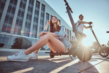 İki iyi arkadaş çifti scooter'larıyla ürpertiliyor.