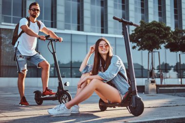 İki iyi arkadaş çifti scooter'larıyla ürpertiliyor.