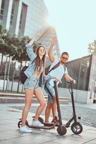 Genç çift, elektro scooterların keyfini çıkarıyor. — Stok fotoğraf