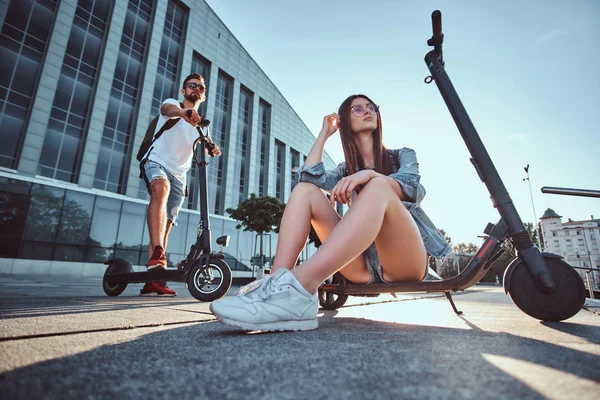 Paar van twee goede vriend zijn chillen met hun scooters — Stockfoto