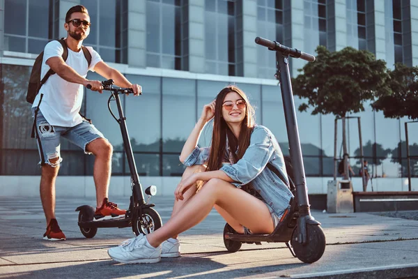 Un par de dos buenos amigos se están relajando con sus scooters —  Fotos de Stock