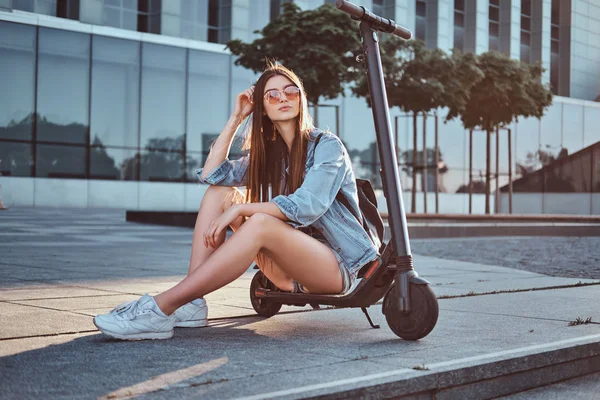 Menina atraente está sentado em sua própria scooter — Fotografia de Stock