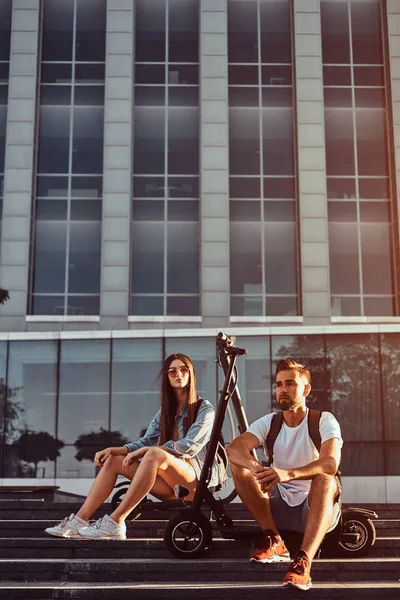 Zwei gute Freunde chillen mit ihren Motorrollern — Stockfoto