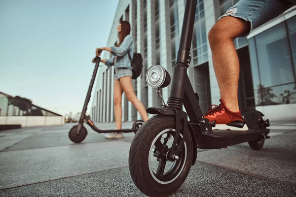 Un paio di giovani stanno posando per il fotografo — Foto Stock