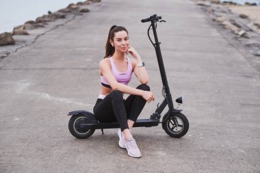 Çekici kız onu scooter ile ürpertici olduğunu