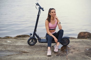 Çekici kız onu scooter ile ürpertici olduğunu